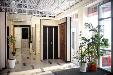 Shop window of interroom doors. a large selection of interior doors for the h Foto stock