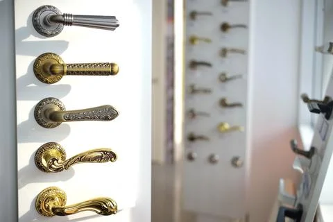 Shop window with a large selection of handles for interior doors. accessories Foto stock