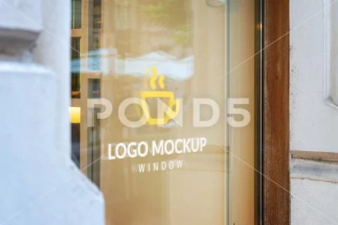 Shop window logo mockup PSD for urban storefront branding with smart object Plantilla PSD