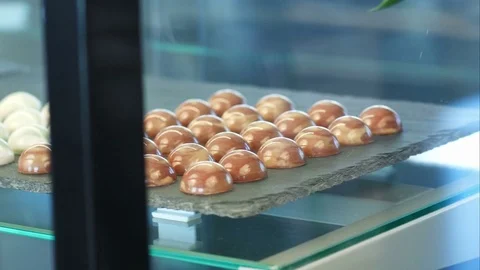 Shop window with stacks of chocolate sweets, jellies and candies Vídeos de archivo 77423894