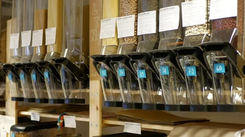 Shop without packaging modern, wide assortment of cereals, legumes Video stock 122225255