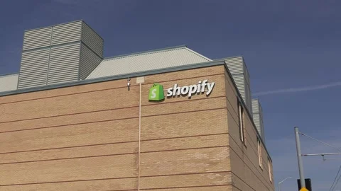 Shopify Canada office signs in Waterloo Ontario 库存影片 152609807