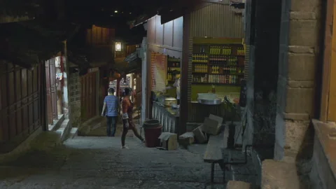 Shopkeepers preparing to close at night in the old town of Lijiang 스톡 동영상 150653139