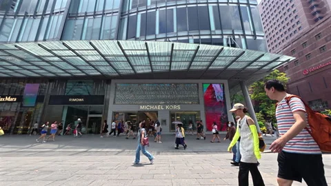 Shopper passing by row of high end shop at orchard road Видео 331361381
