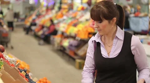 Shopper selecting fruit at Farmer's Market Stock Footage 59335466