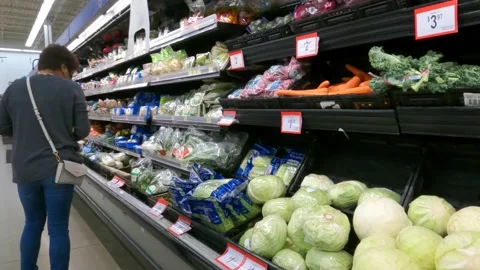 Shopper selecting produce Stock Footage 173503538