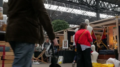 Shoppers browsing amongst the Stall holders in Old Spitalfields Market Vidéo 90236310
