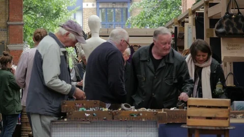Shoppers browsing amongst the Stall holders in Old Spitalfields Market Vidéo 90236325