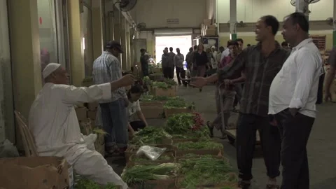 Shoppers at the Central Fruit &amp; Vegetable Market in Manama, Bahrain 스톡 동영상 132280155