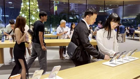 Shoppers explore the latest Apple iPhone and other devices Video stock 323315108