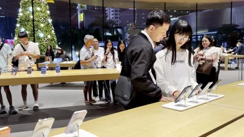 Shoppers explore the latest Apple iPhone and other devices Video stock 323315118