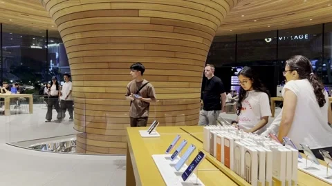 Shoppers explore the latest Apple iPhone and other devices Video stock 323315130