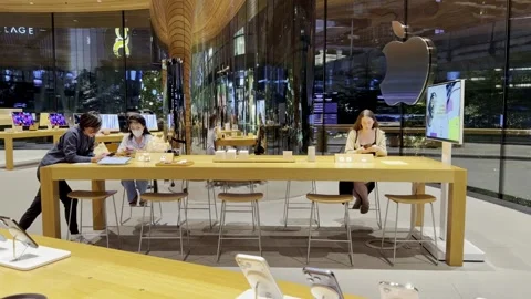 Shoppers explore the latest Apple iPhone and other devices Video stock 323315163