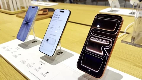 Shoppers explore the latest Apple iPhone and other devices Video stock 323315164