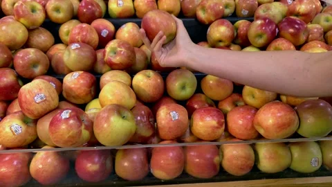 Shoppers hand selects fresh apples from farmers market Stock Footage 134432780