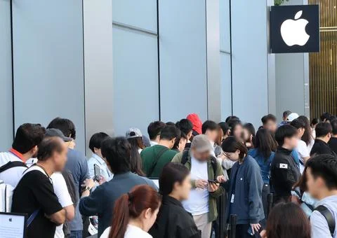 Shoppers queue in Seoul for iPhone 18 launch, Korea - 18 Sep 2026 Stock Photos