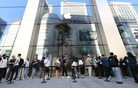 Shoppers queue in Seoul for iPhone 18 launch, Korea - 18 Sep 2026 Stock Photos