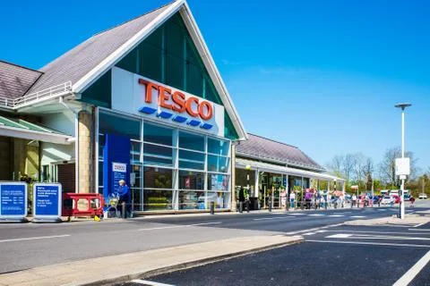 Shoppers queuing outside a Tesco durring Covid 19 Stock Photos