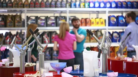 Shoppers in the store choosing engine oil. motor oil in auto store Vídeo Stock 63265992
