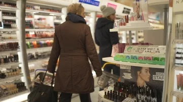 Shoppers in the store, stockvideo Stock Footage 85908374