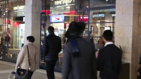 Shoppers in Upscale Shopping Mall 動画素材 81451317