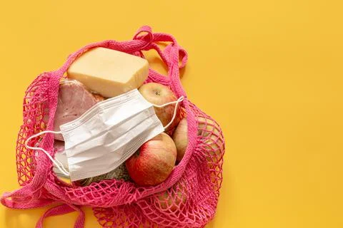 A shopping bag with basic food during quarantine and a protective mask. Foto stock