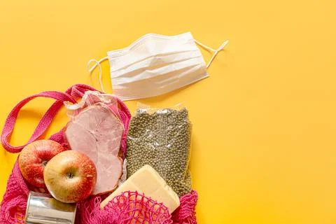 A shopping bag with basic food during quarantine and a protective mask. Foto stock