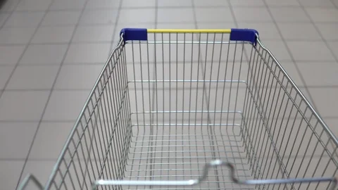 A shopping cart is being driven around the store. First-person view 库存影片 117106918