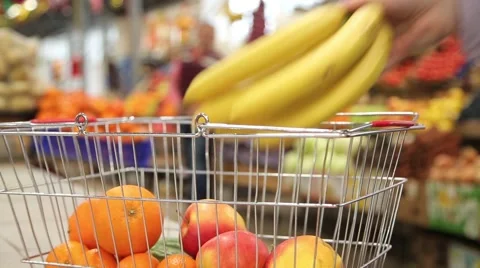 Shopping cart with fruit on the background of the market Vidéo 59335596