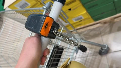 Shopping cart handle with chain locking mechanism in grocery store setting Vidéo 343633675