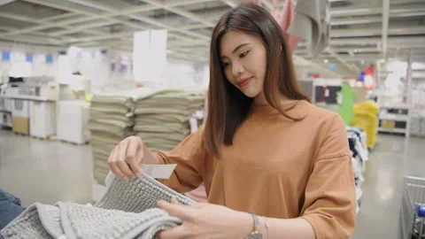 Shopping concepts of 4k Resolution. An Asian woman is examining a doormat i.. Stock Footage 322681853