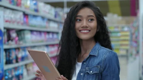 Shopping concepts of 4k Resolution. A young woman using a tablet to search fo Stock Footage 144275752