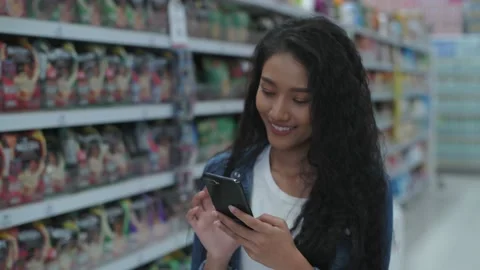 Shopping concepts of 4k Resolution. Young women use mobile phones to search f Stock Footage 147565652