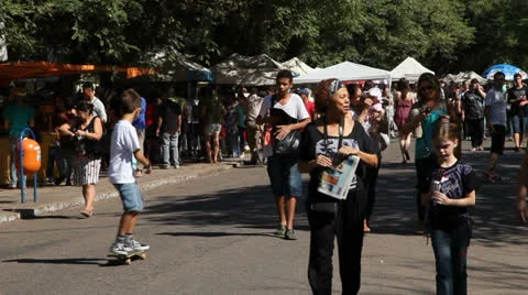 Shopping crowd at Porto Alegre's Flea Market (FleaMkt 13) Video stock 23751476