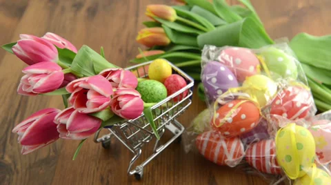 Shopping easter decoration like tulips and eggs Video stock 34194391