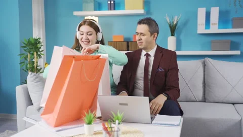 Shopping problem between father and daughter. Video stock 235409090