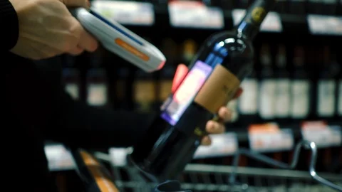 Shopping in the supermarket using a smartphone scanner Stock-Footage 125094428