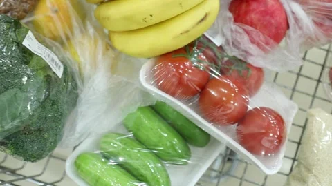 Shopping at the supermartek 17 Video stock 308864830