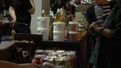 Shopping The Transaction 스톡 동영상 99463836