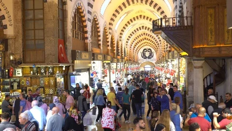 The Shops And Crowds Of People Inside Egyptian Spice Bazaar Of Eminonu, Istanbul Vidéo 122097714