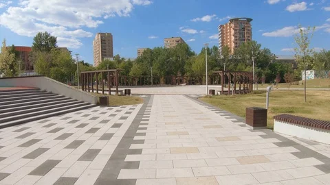 Shops and pointers in Academichesky Park Vídeos de archivo 111580139