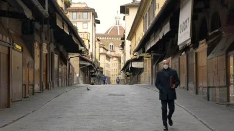Shops closed and empty streets in Florence, during Covid-19 pandemic lockdown. 库存影片 144436589
