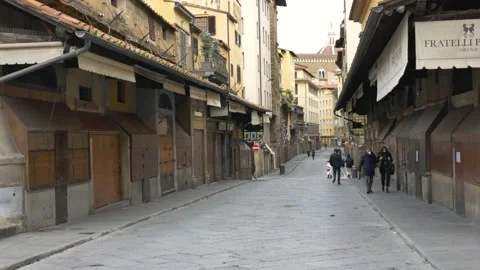Shops closed and empty streets in Florence, during Covid-19 pandemic lockdown. Vídeo Stock 144436612