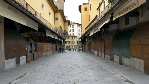 Shops closed and empty streets in Florence, during Covid-19 pandemic lockdown. 库存影片 144436814