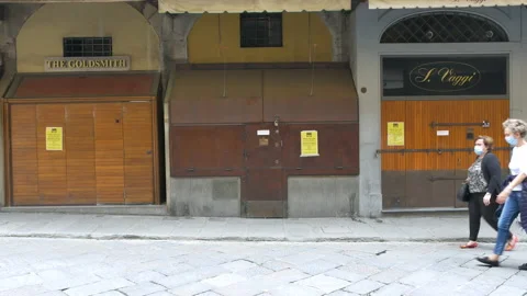Shops closed on Ponte Vecchio, during Covid-19 lockdown. Vídeo Stock 130949180