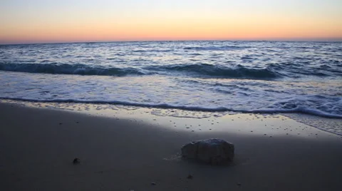 Shore and rock at sunset 库存影片 33074432