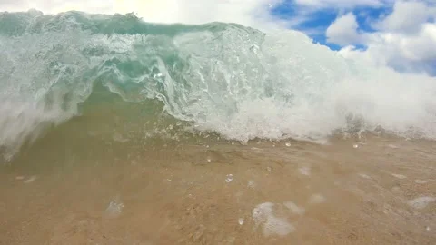 Shore break wave crash on camera and sand shore beach, underwater Hawaii 库存影片 155305405