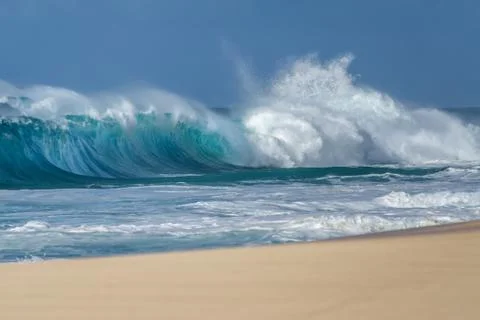 Shore break waves on the beach Stockfoto's