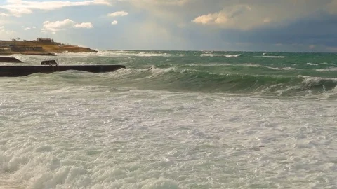To the shore come storm waves that try to ride a surfinger Stock-Footage 85294679