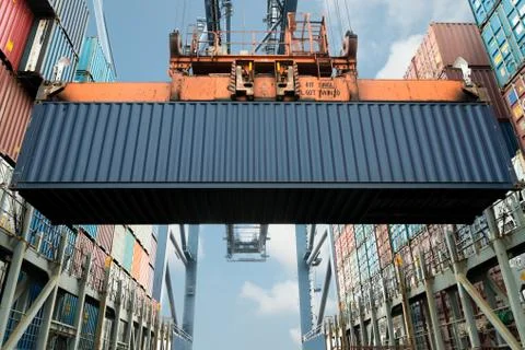 Shore crane loading export containers in freight ship use for import export a Foto stock